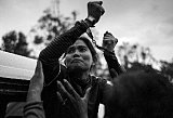 John Vink / Amnesty/ Yorm Bopha quitte la Cour d'appel après le premier jour de son procès, Cambodge, Phnom Penh, 2013. 