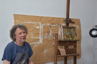 Photo de l'artiste dans son atelier